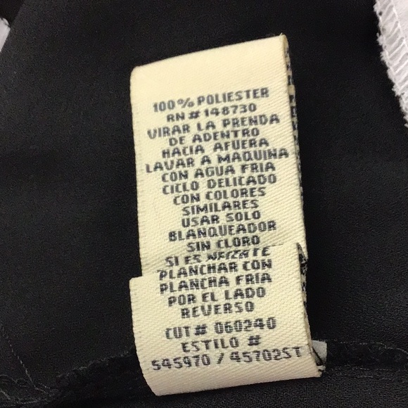 ONE PIECE TANK TOP THAT LOOKS LIKE TWO PIECES.  BLACK AND WHITE - Picture 9 of 10